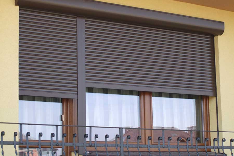 Ролеты на балконе. На балконном блоке удобно размещать две отдельные ролеты — на окне и на двери. 